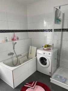 a bathroom with a washing machine and a washer at Ferienwohnung bunte Stadt an der Elde in Grabow