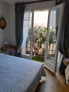 - une chambre avec un lit et une grande fenêtre dans l'établissement Appartement 100m plages avec garage pour 2 pers, à Toulon