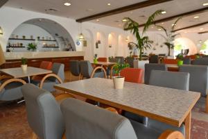 מסעדה או מקום אחר לאכול בו ב-קלאב אין אילת - Coral Beach Villa Resort