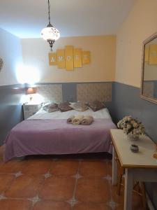 una camera con un letto con due persone sopra di H Juan a Marbella