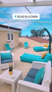 A seating area at Relais Villa Chiara free parking