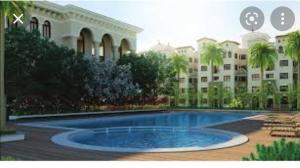 uma grande piscina em frente a um edifício em RK - Inn Premium Suites em Bangalore