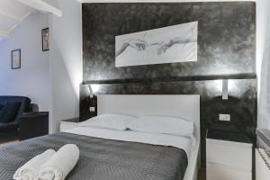 1 dormitorio con 1 cama con pared en blanco y negro en Il Giullare by agriturismo Borgo Castellaccia, en Cesenatico