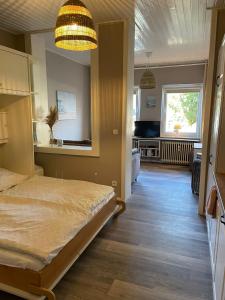 - une chambre avec un lit et un salon dans l'établissement Strandallee Ferienwohnung, à Timmendorfer Strand