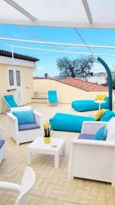 A seating area at Relais Villa Chiara free parking