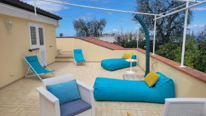 A seating area at Relais Villa Chiara free parking