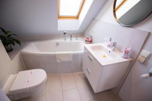 Un baño con lavabo, bañera e inodoro. en Apartamenty Centrum - Moonlight, en Opole 38 fotos más