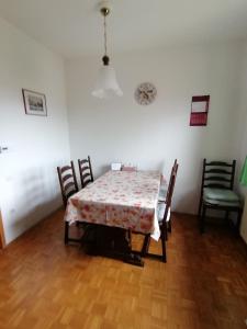 jadalnia ze stołem i 4 krzesłami w obiekcie Apartmaji Karbic w mieście Postojna
