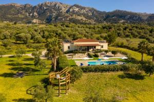 een luchtzicht op een huis met een zwembad en bergen bij Villa Elia with pool, Yurt and sea views in Kos-stad