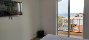 1 dormitorio con vistas al océano desde el balcón en Acogedor estudio en la playa, con vistas al mar, y piscina comunitaria, en Sant Salvador