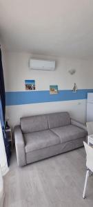 カステルサルドにあるAppartamento Il Tramontoの青と白の壁の客室内のソファ
