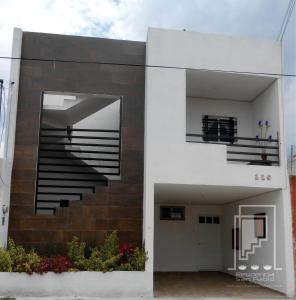 Una casa blanca con una escalera en el lateral. en Residencia San Pablo, en Querétaro