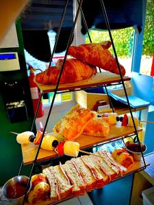 uma exposição de diferentes tipos de pão e pastelaria em T-post guest house em South Milford