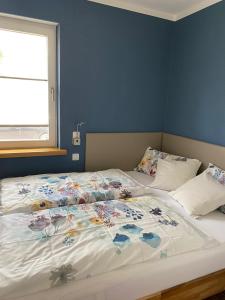 um quarto com uma cama com um edredão floral em MONzeit em Monschau