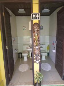 a bathroom with a toilet and a sink at Pousada Rio Bracuhy in Angra dos Reis