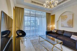 salon z kanapą i szklanym stołem w obiekcie Souk al Bahar apartment near Burj Khalifa w Dubaju