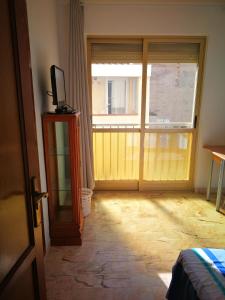 um quarto com uma porta com uma televisão em Rpg em Benidorm