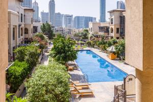 Vaizdas į baseiną apgyvendinimo įstaigoje Souk al Bahar apartment near Burj Khalifa arba netoliese