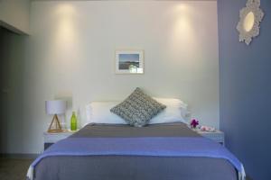 a bedroom with a bed with a blue wall at La Betulia Bed and Breakfast in Oaxaca City