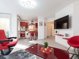 a living room with red chairs and a red table at LE STELLA - HYPERCENTRE GARAGE GRATUIT WiFi NETFLIX AMAZON PRIME PROCHE PARC TETE D'OR in Villeurbanne