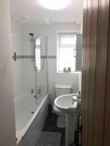 biała łazienka z umywalką i toaletą w obiekcie Woodland cottage in Cornwall with walled garden w mieście Helston