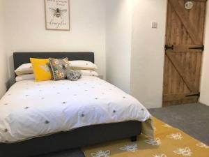 Llit o llits en una habitació de Woodland cottage in Cornwall with walled garden