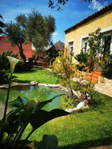 un estanque en el patio de una casa en La Bergerie Douceur, en Aubord