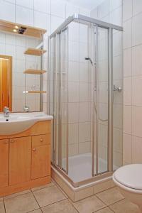 ein Bad mit einer Dusche und einem Waschbecken in der Unterkunft Wohnung 10 in Cuxhaven