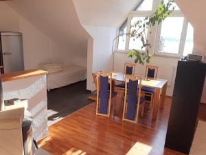 een keuken en eetkamer met een tafel en stoelen bij Sundowner appartment at the lakeside - 120sqm in Schörfling