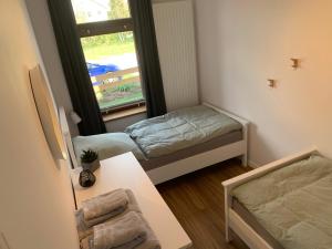a small room with two beds and a window at Lille Hygge in Clenze