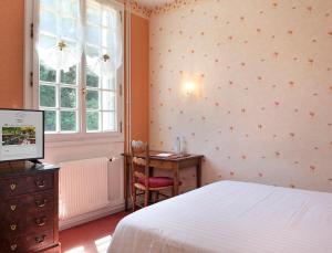 Posteľ alebo postele v izbe v ubytovaní Hostellerie Du Chateau