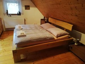 Posteľ alebo postele v izbe v ubytovaní Chaloupka Žďárky