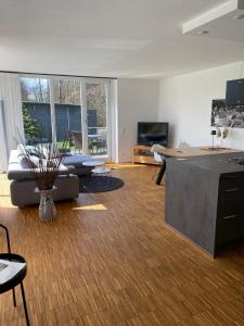 een lege woonkamer met een bank en een tafel bij MONzeit in Monschau