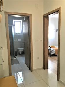 łazienka z toaletą i drzwiami w pokoju w obiekcie Apartment Ivetka w Rabie