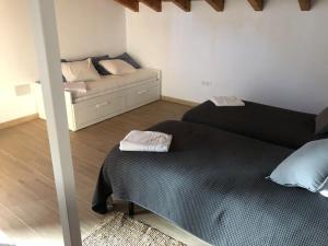 ein Zimmer mit einem Bett und einem Sofa darin in der Unterkunft El Rincon de Cabello in Sierra