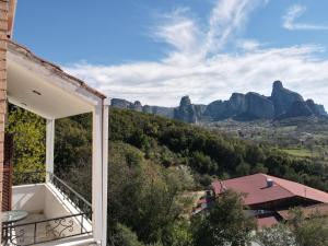 balcón con vistas a las montañas en NATURE GUEST HOUSE KASTRAKI, en Kastraki