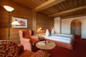 Postel nebo postele na pokoji v ubytování Hotel Gasthof Alte Post Holzkirchen + 37 fotografií