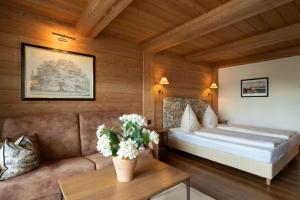 Postel nebo postele na pokoji v ubytování Hotel Gasthof Alte Post Holzkirchen