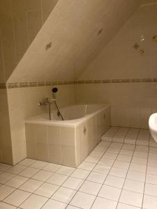 ein Badezimmer mit Badewanne und Waschbecken in der Unterkunft Familienfreundliche Unterkunft direkt am Nationalpark unteres Odertal in Criewen + 25 Fotos