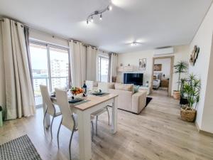 Una cocina y una sala de estar con mesa y sillas. en Elite Residente Gold 11, en Portimão
