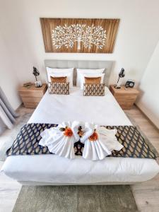 Un dormitorio con dos camas con sábanas blancas. en Elite Residente Gold 11, en Portimão