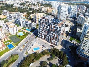 una vista aérea de una ciudad con edificios altos en Elite Residente Gold 11, en Portimão