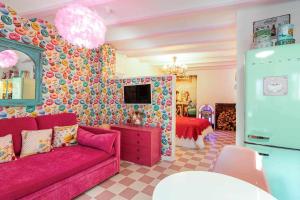 Posezení v ubytování La Suite Años 50 La casa Barbie Bañera chimenea