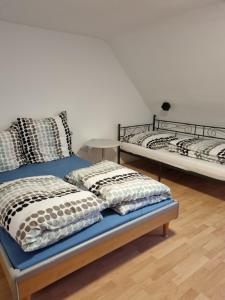 2 lits sont installés dans une pièce avec dans l'établissement KM3 Apartment, à Triberg