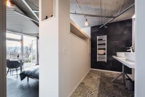 bagno con lavandino e scrivania in camera di Le Garage a Theux