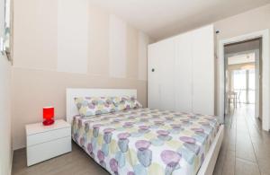una camera con un letto e una candela rossa su un comodino di Appartamenti Area123 a Diano Marina
