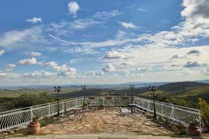 einen Balkon mit Bergblick in der Unterkunft Podere Somboli in Monte San Savino