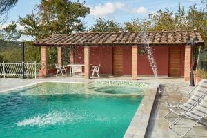 einen Pool mit Pavillon und Stühlen in der Unterkunft Podere Somboli in Monte San Savino
