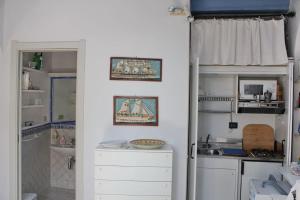 アルゲーロにあるAlghero Fish Houseのキッチン(冷蔵庫、シンク付)