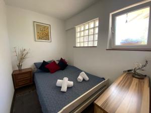 ein Schlafzimmer mit einem Bett, auf dem zwei Handtücher liegen in der Unterkunft Studio apartment Elsa in Galižana